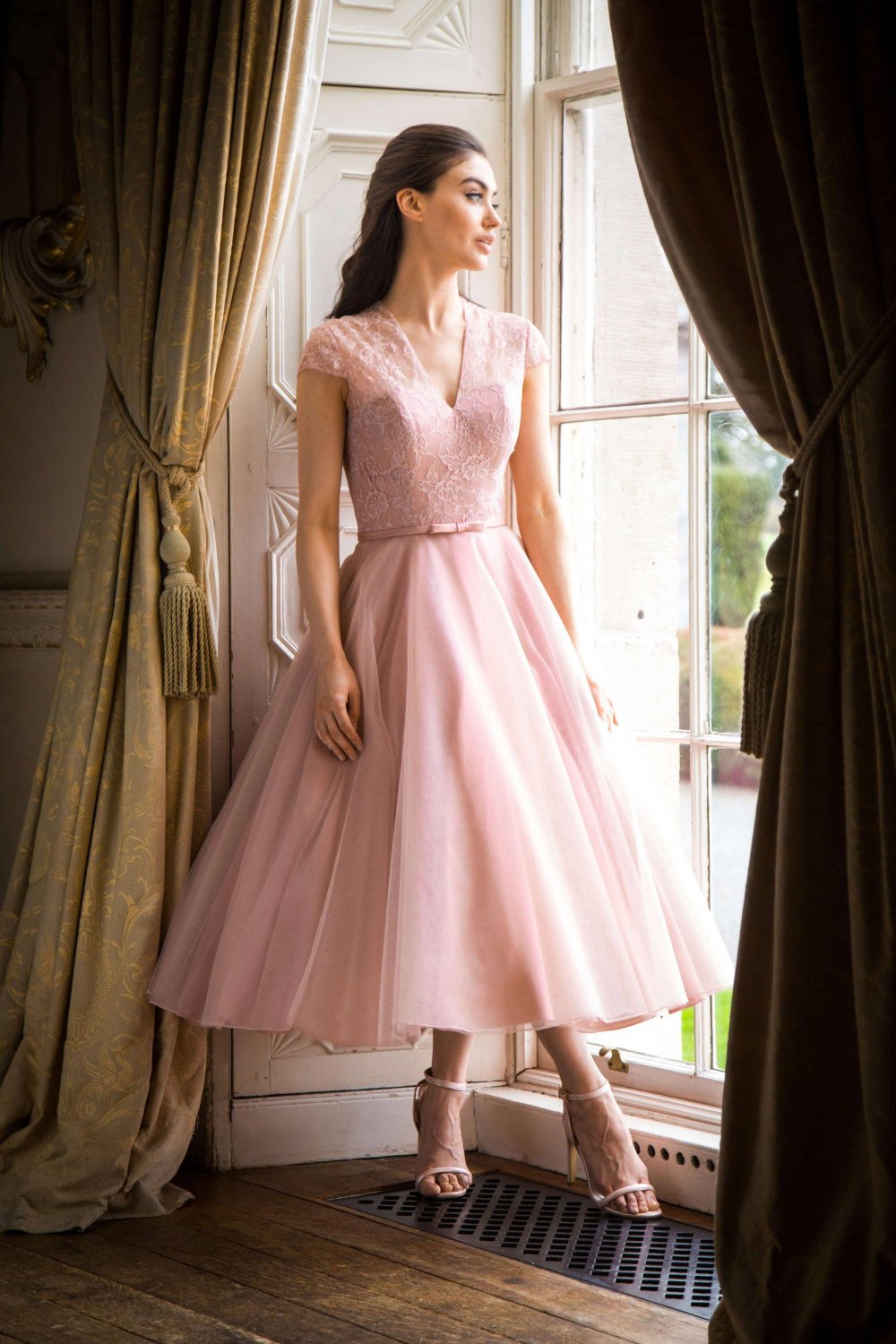 Девушка в скромном миди платье