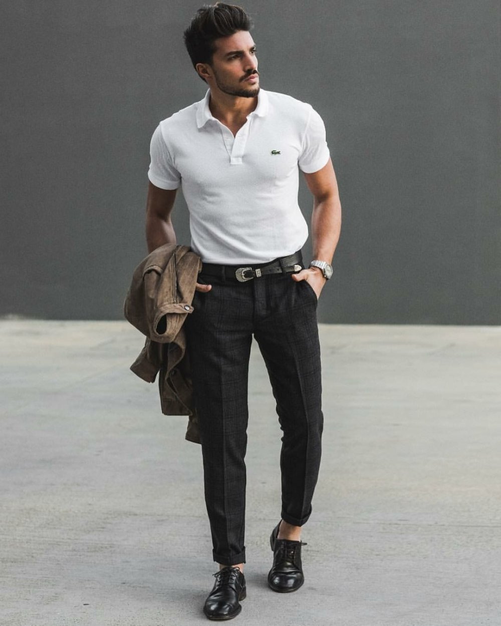 Мужчина в рубашке и брюках