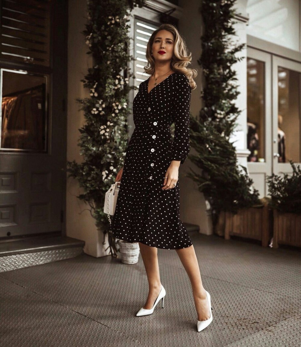 Стильное платье в горошек