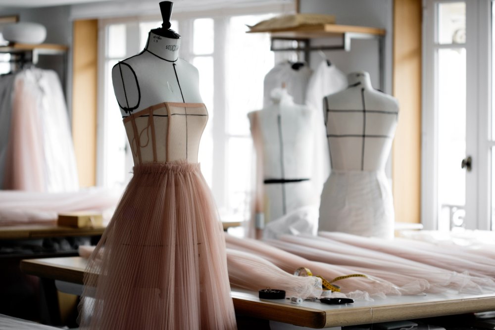 Фюсун Линднер в платье