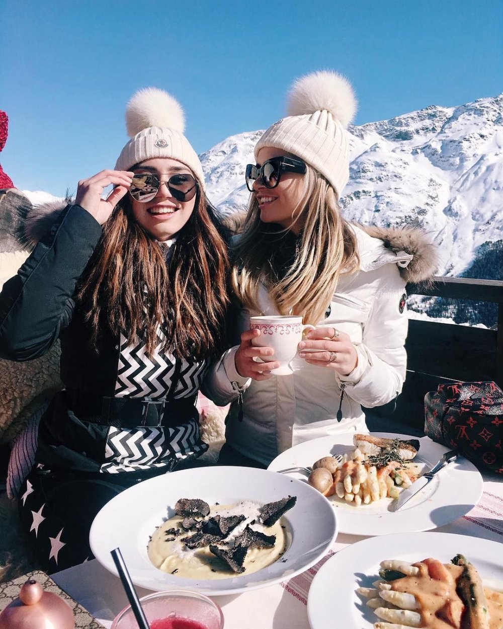 Платье отделанное кружевом