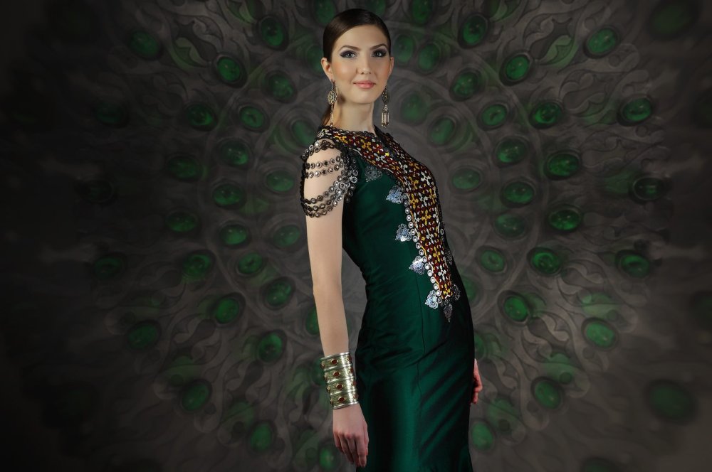 Туркменский дизайнер Сахра Сахин