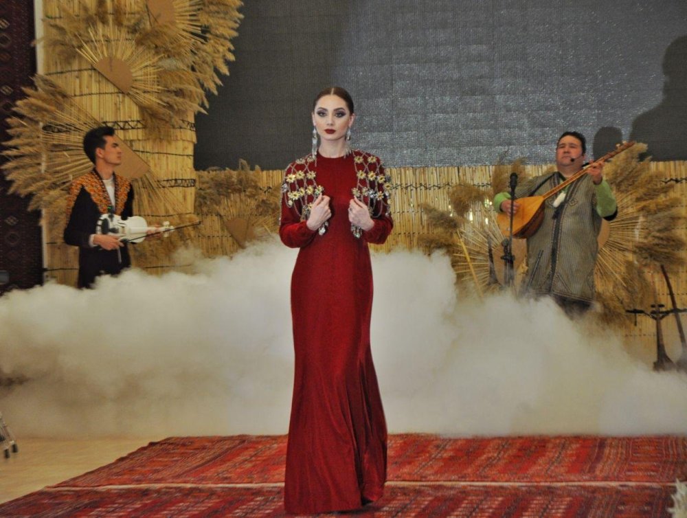 Красное платье с туркменской вышивкой