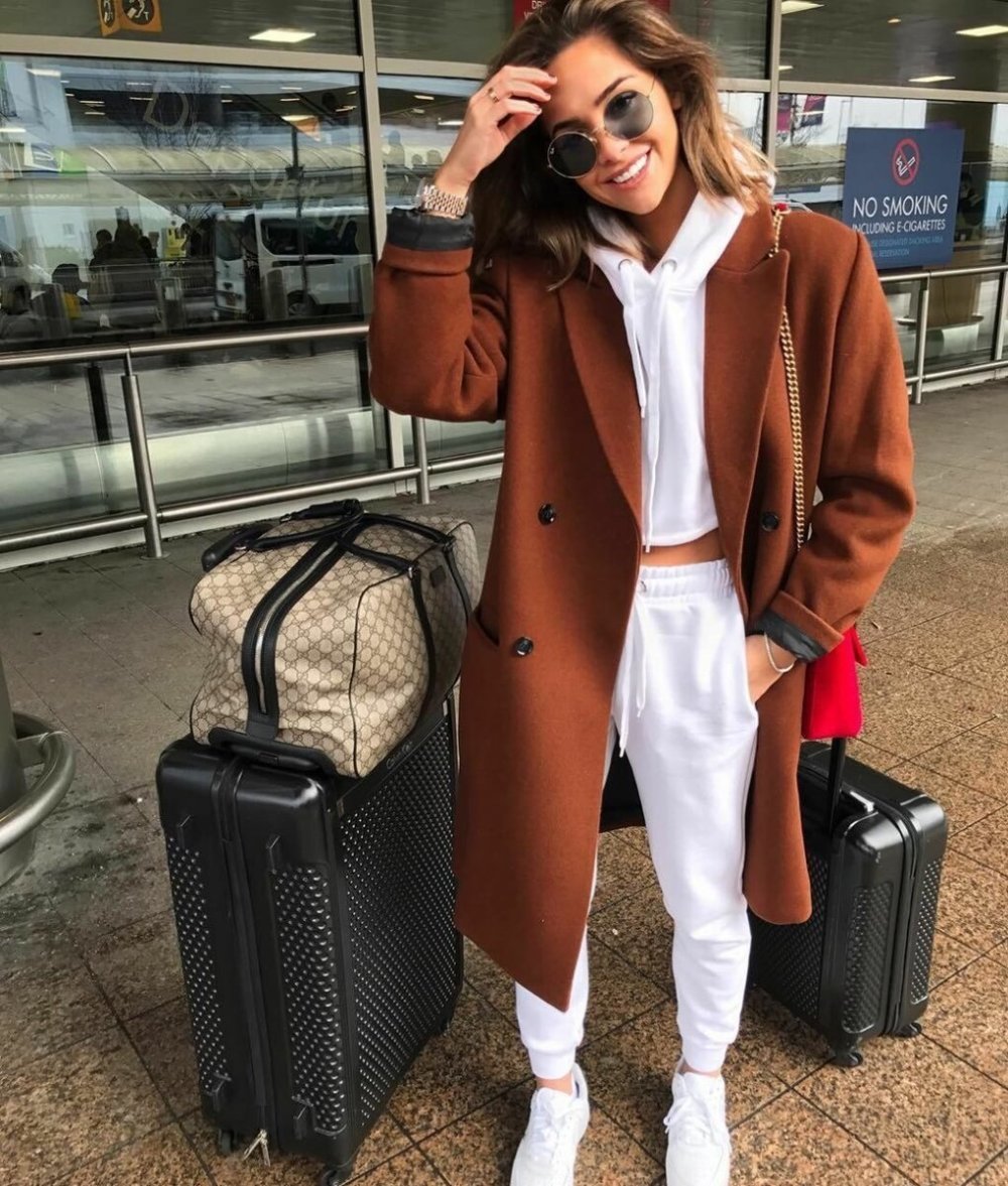 Пальто со спортивным костюмом