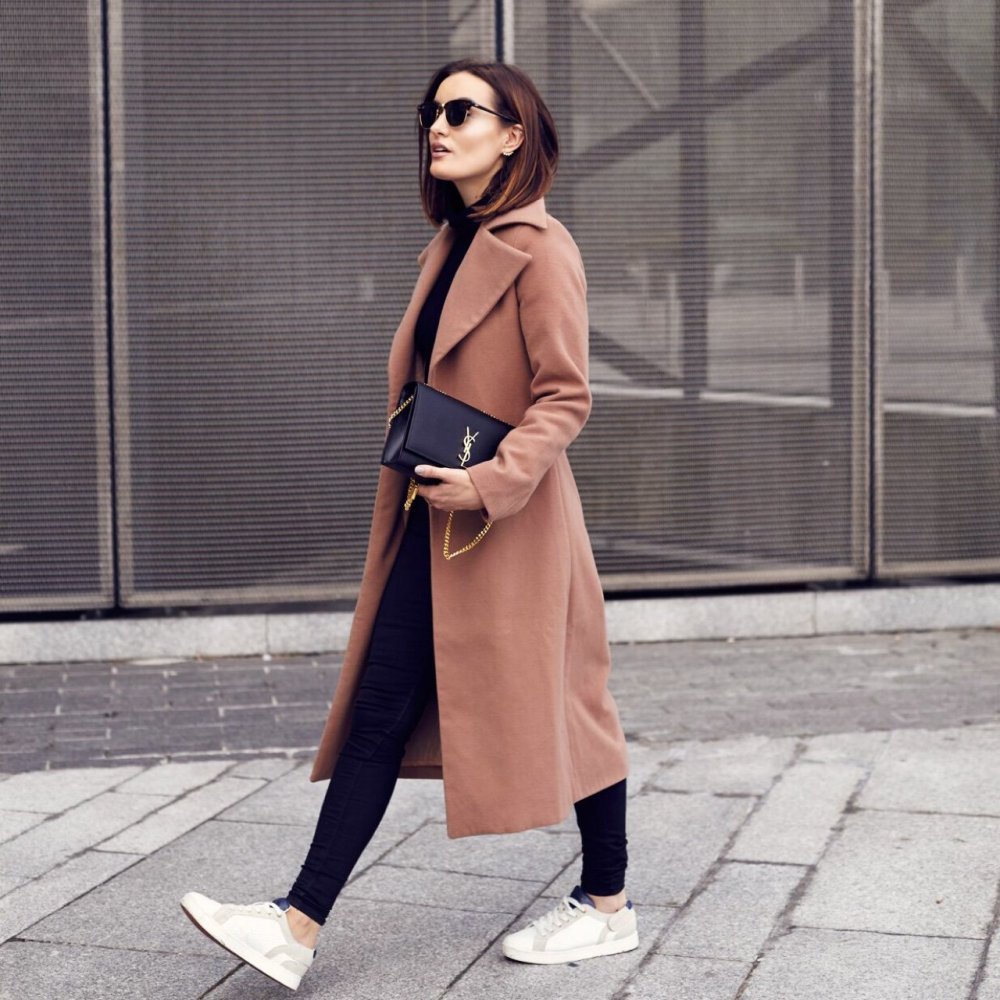 Элегантный образ пальто с кроссовками