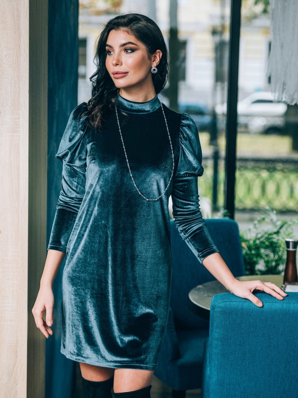 Зеленая атласная блузка