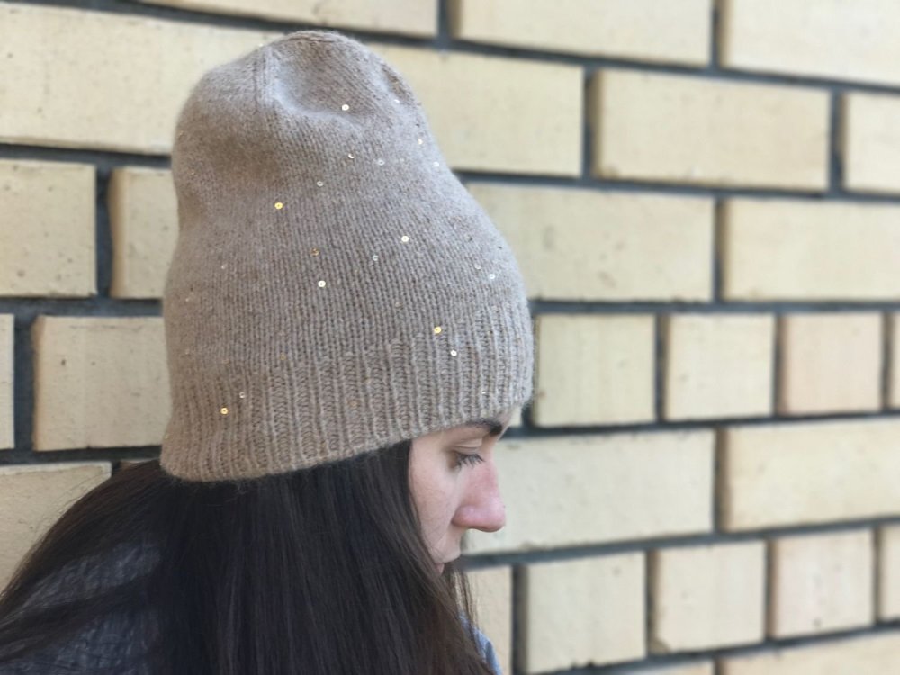 Шапка из черной пряжи с люрексом спицами