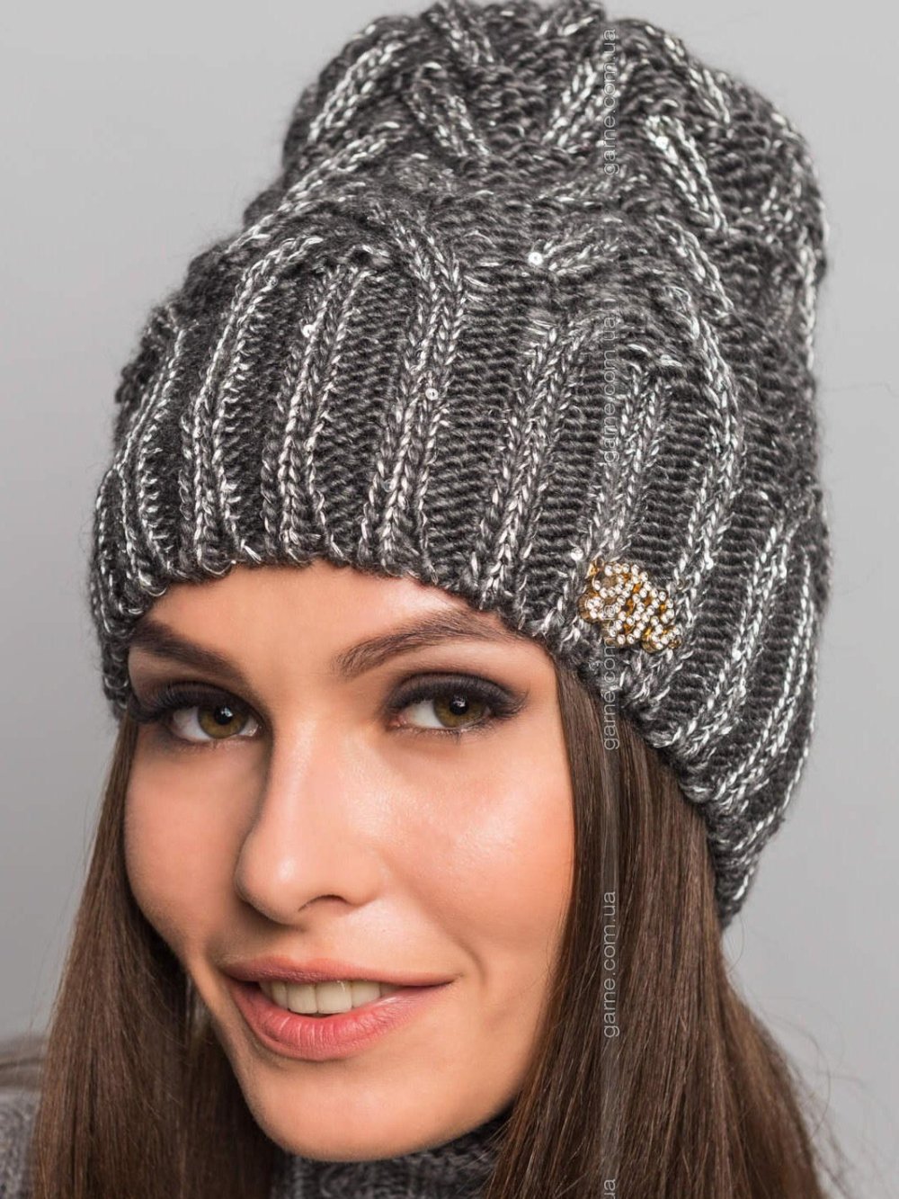 Шапка из блестящей пряжи