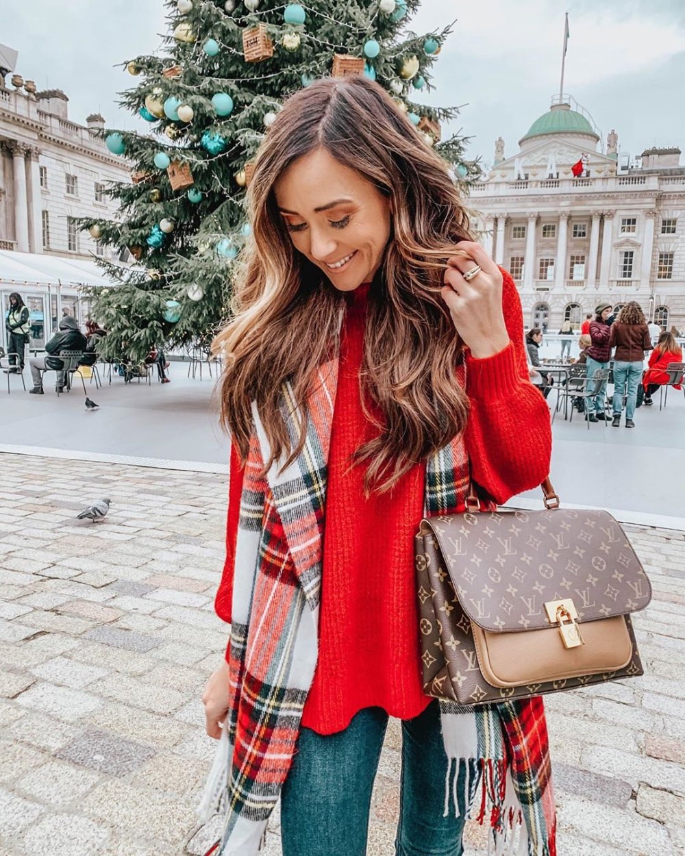 Водолазка и драные джинсы