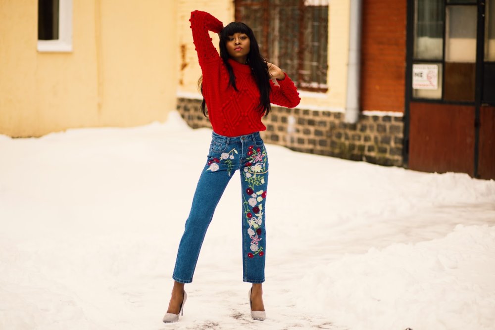 Девушка в свитере и джинсах