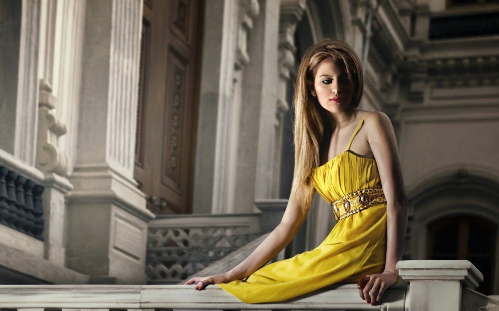 Девушка блондинка в желтом