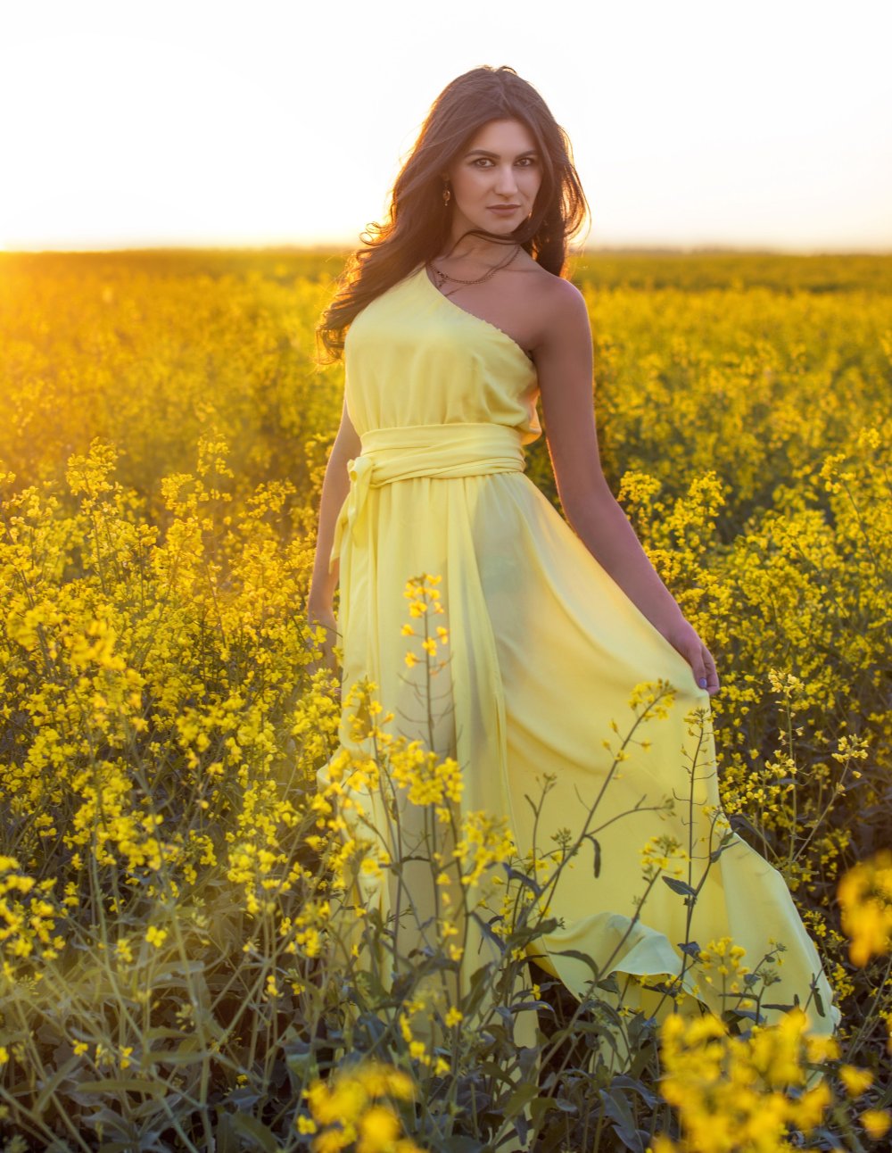 Жёлтое платье для женщины