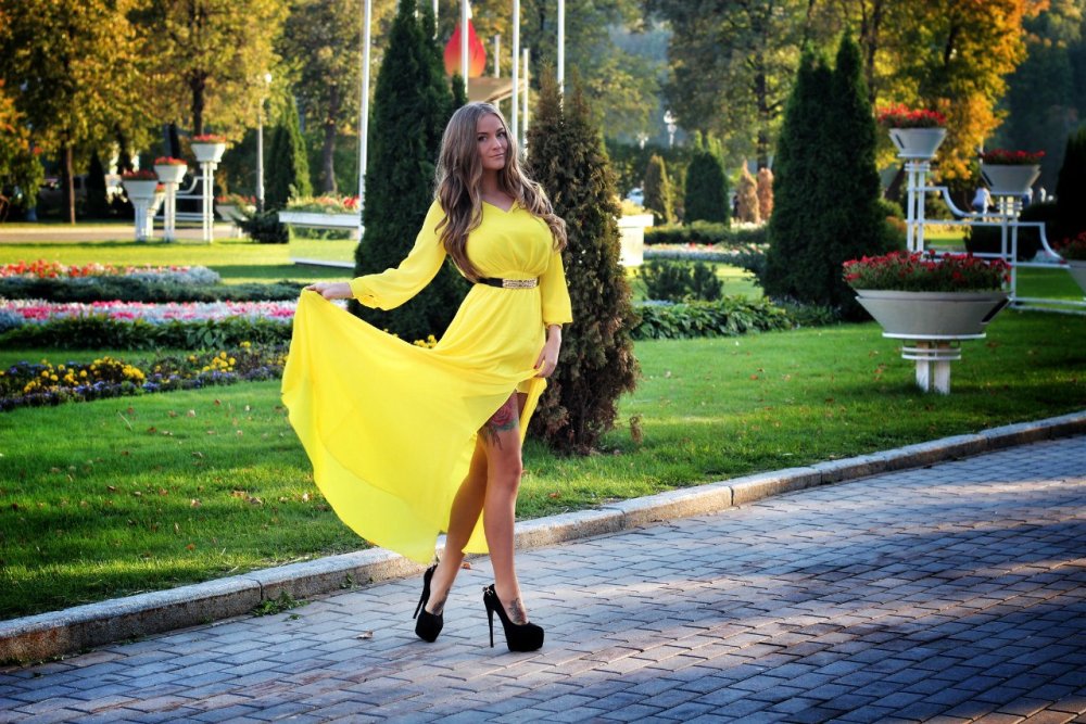 В желтом платье и колготках