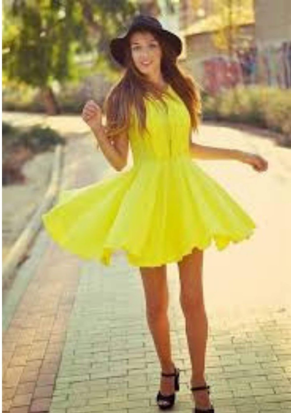 Эбру Шахин в желтом платье