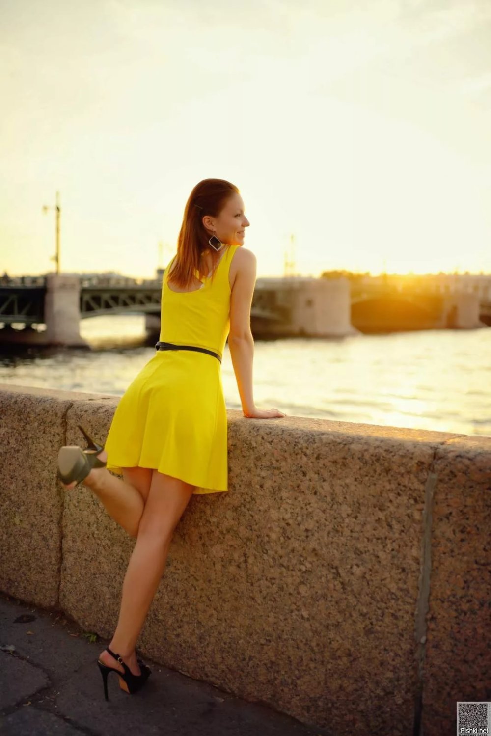 Девушка в желтом платье