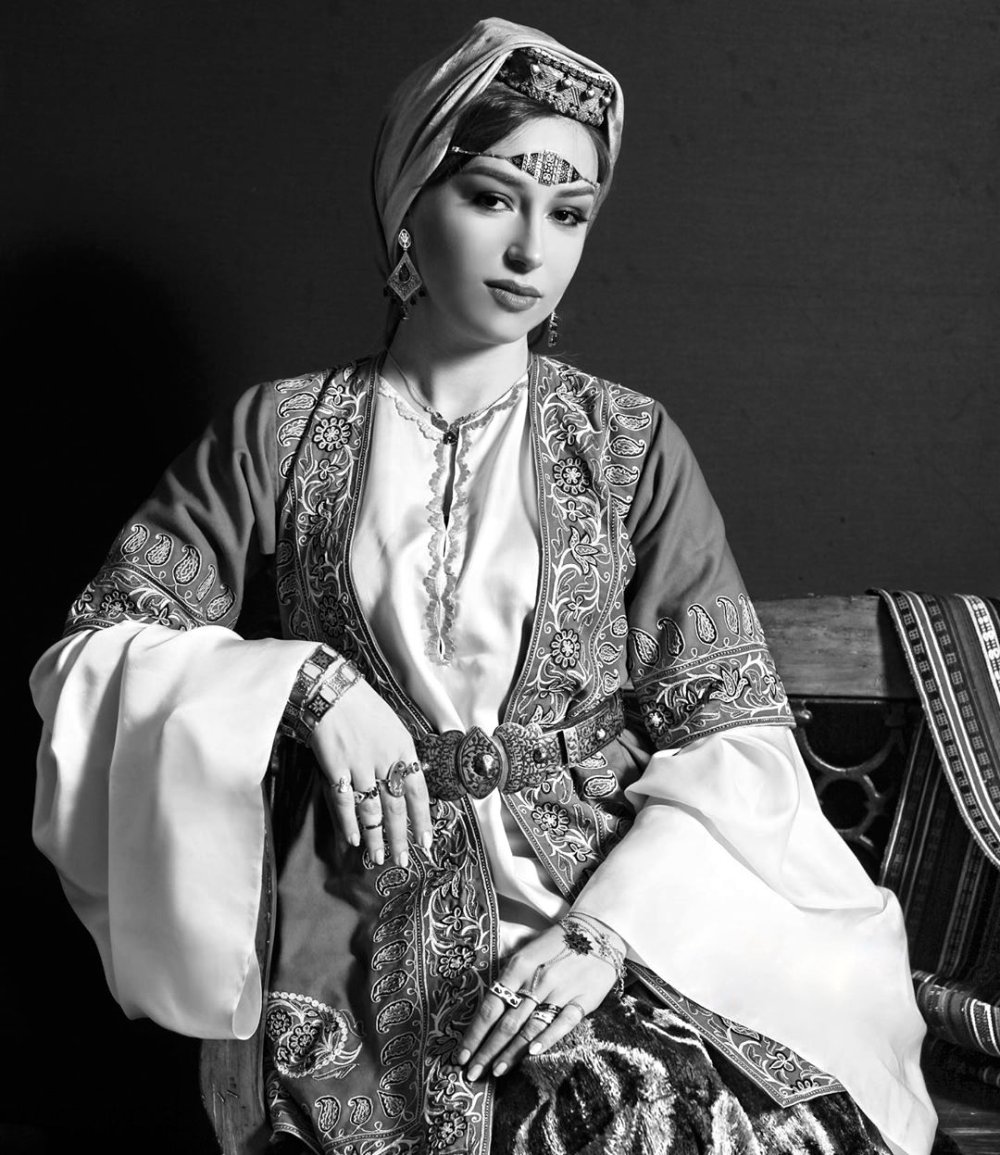 Девушка в национальном азербайджанской наряде