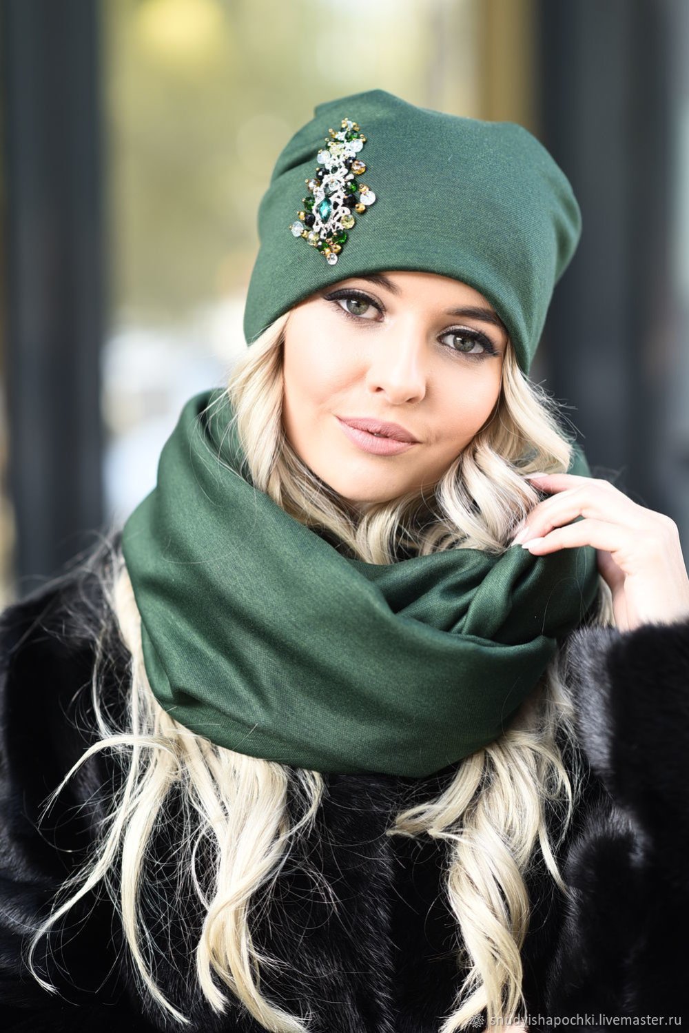 Шапка к длинному приталенному зеленому пуховику