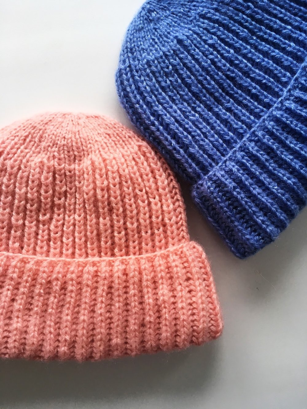 Вязаная шапка бини английской резинкой