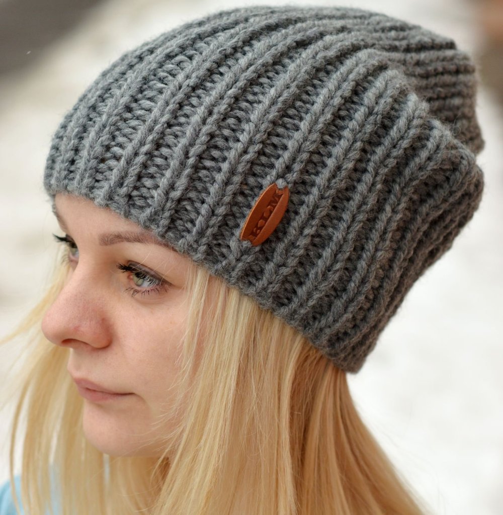 Шапка с отворотом спицами
