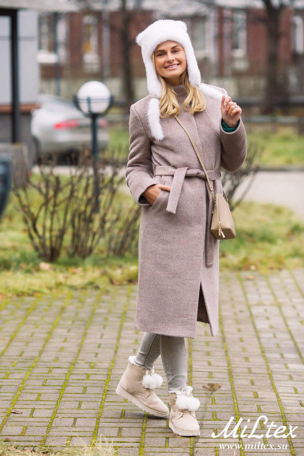 Шапка к бежевому пальто