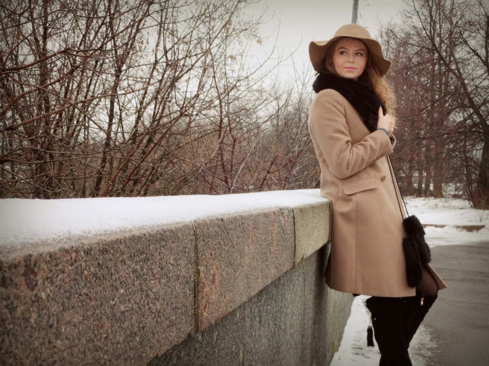 Бежевое пальто