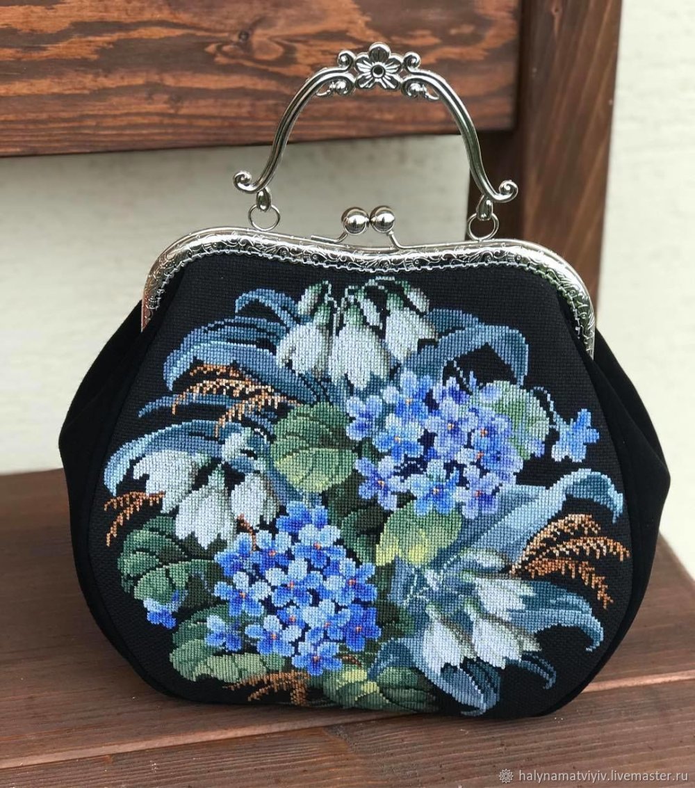 Вышитая сумочка