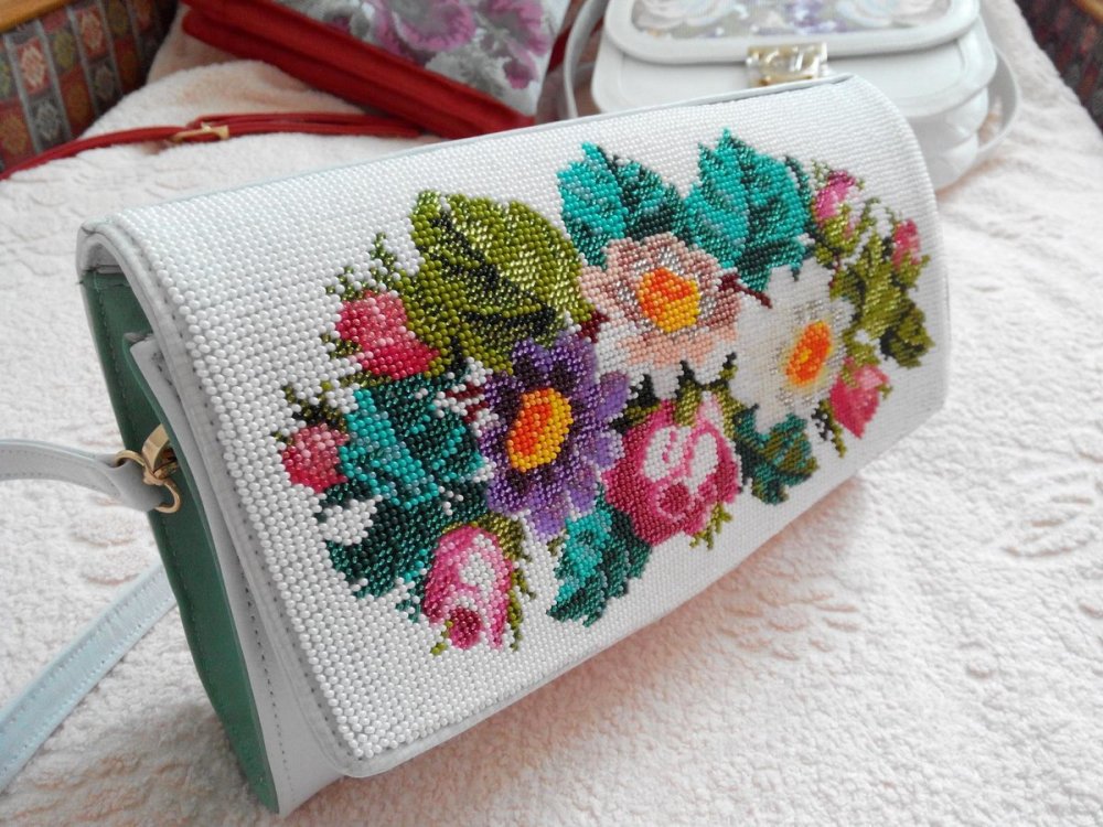 Сумки вышитые бисером