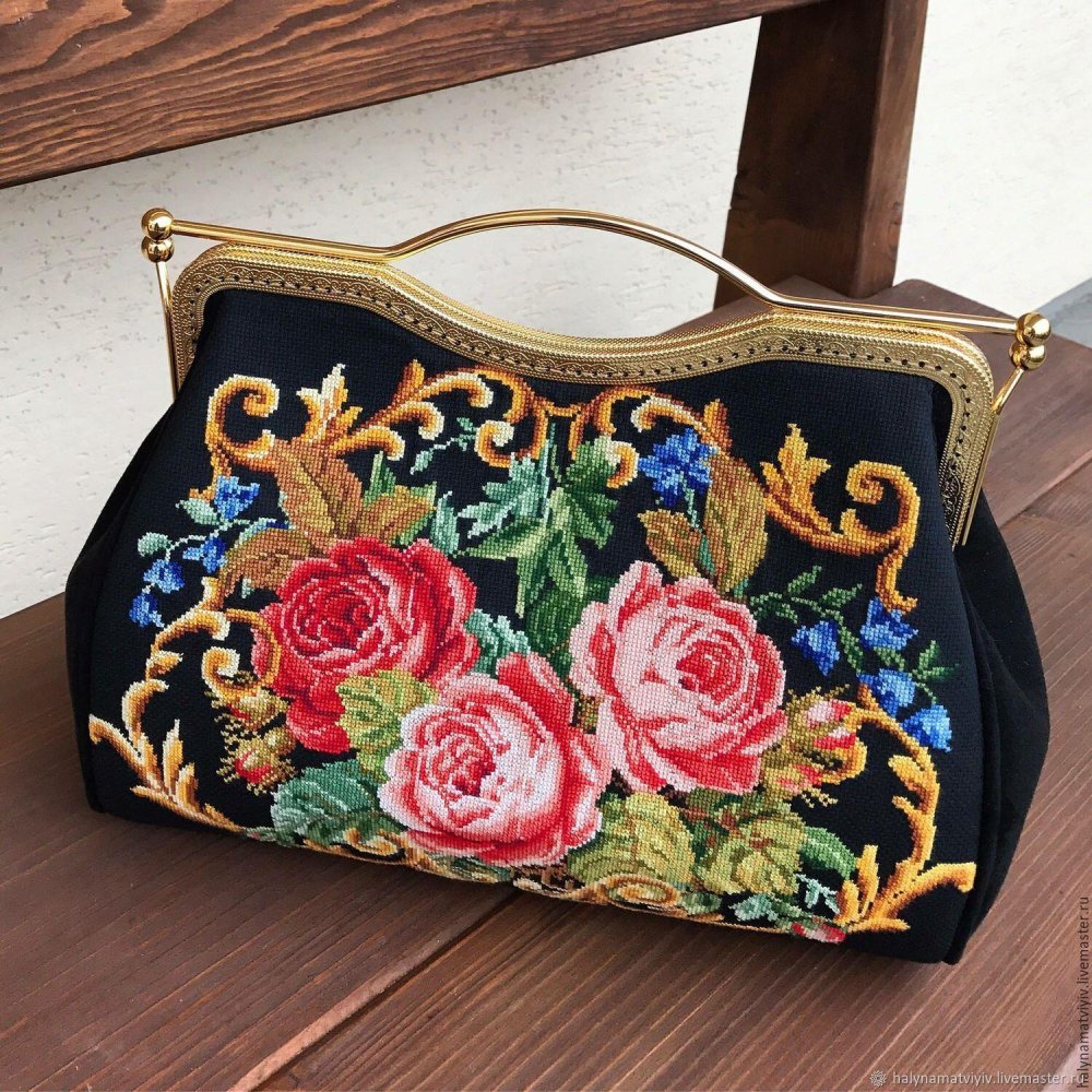 Старинные вышитые сумочки