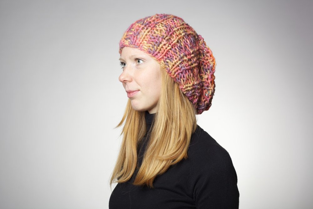 Связать шапку спицами просто и красиво