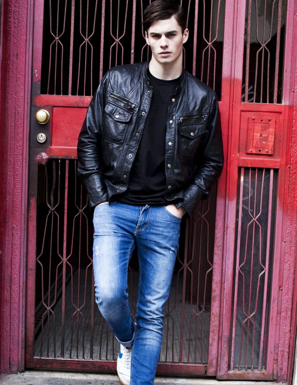 Джинсы с черной блузкой