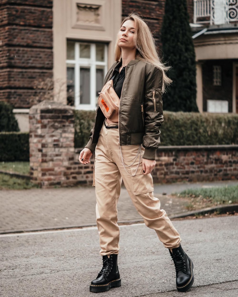 Блондинка в спортивном стиле