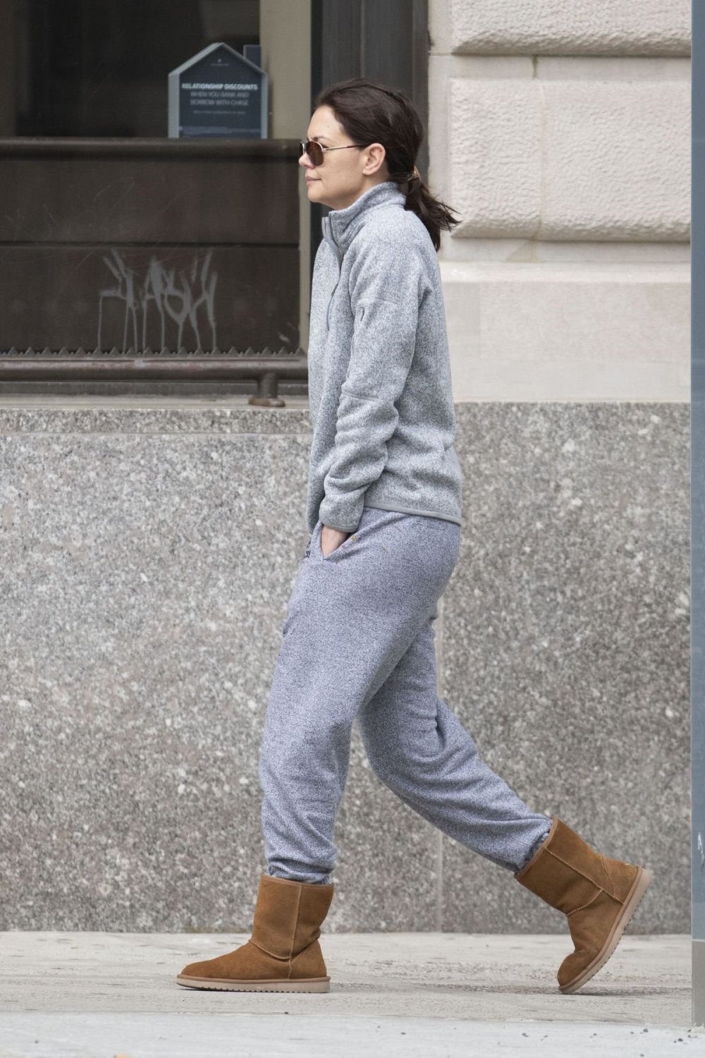 Ботинки зимние с шнурками вокруг ноги с торчащими язычками