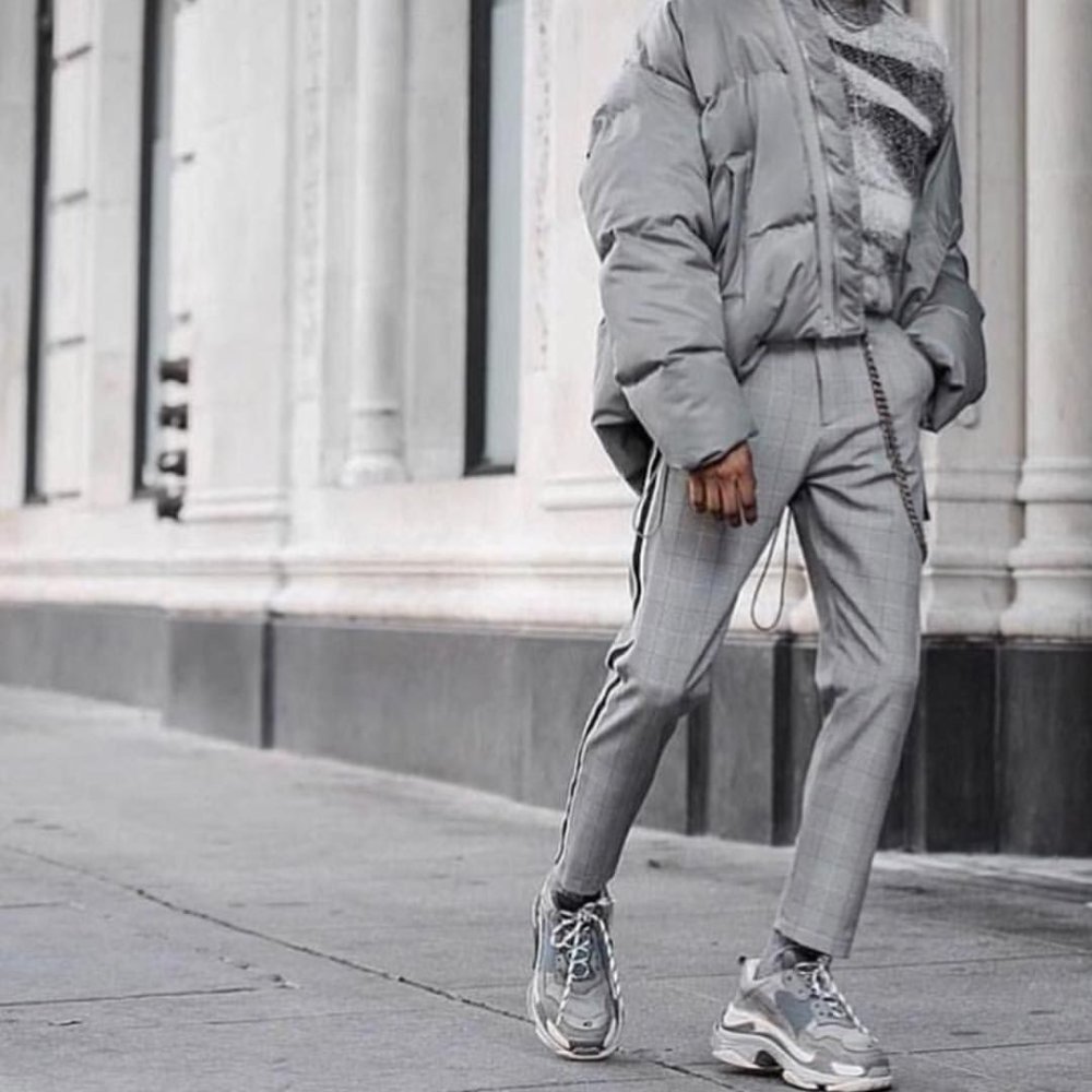 Мужчина в равных джинсах