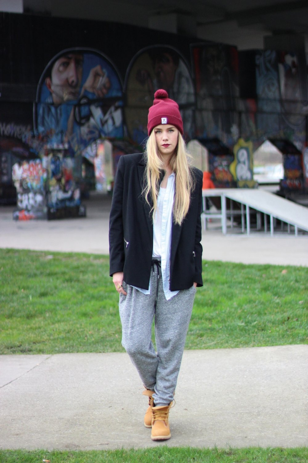 Спортивные штаны с ботинками