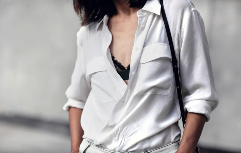 Белая рубашка поверх майки