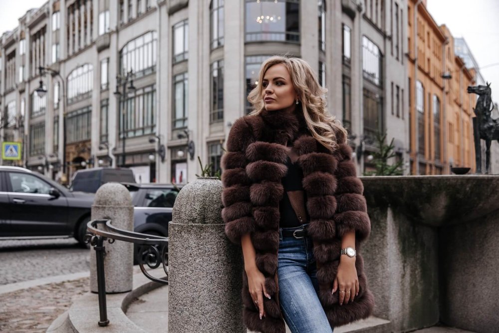 Рианна в шубе и спортивных