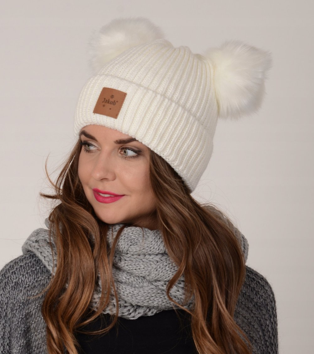 Шапка с двумя помпонами