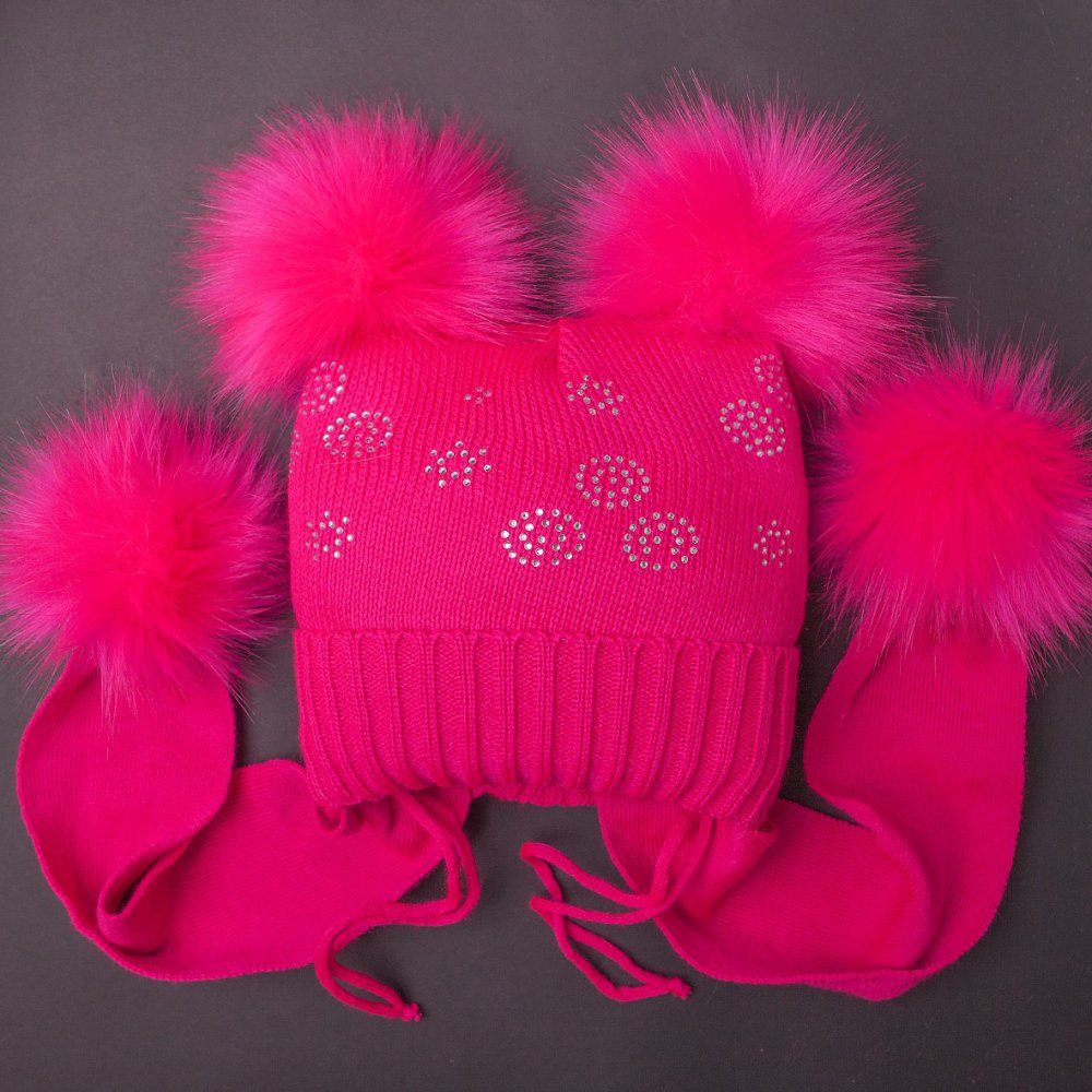 Шапка меховая на завязках с помпонами