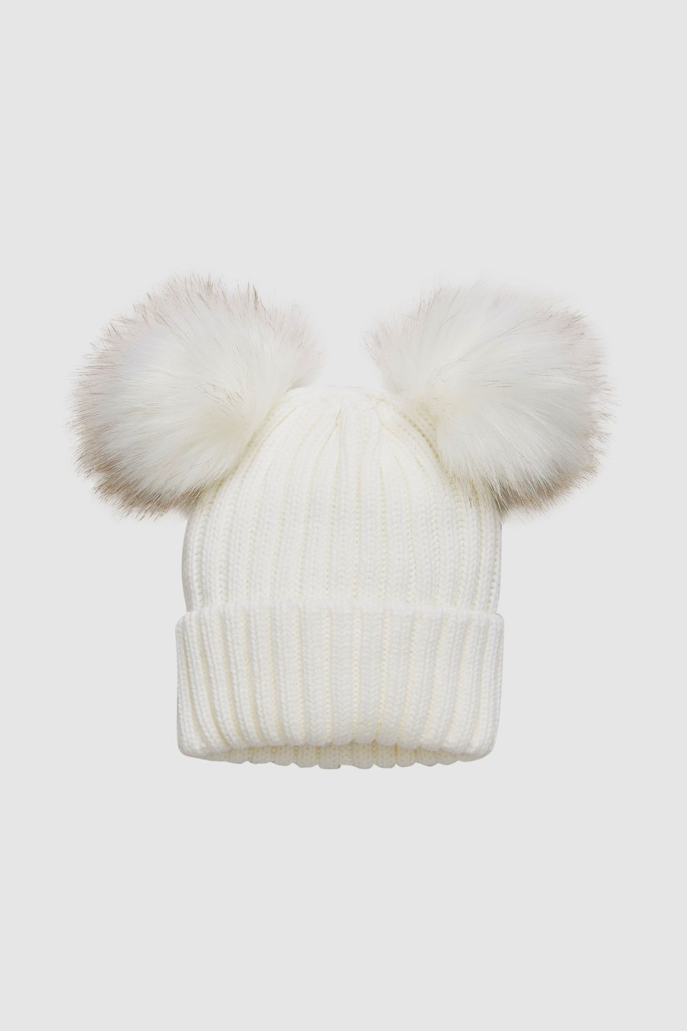 Белая шапка с двумя помпонами