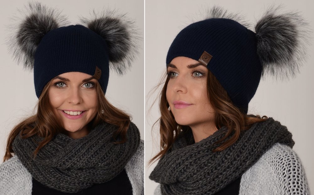 Шапка с двумя помпонами