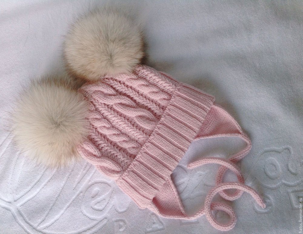 Шапка с двумя помпонами для девочки