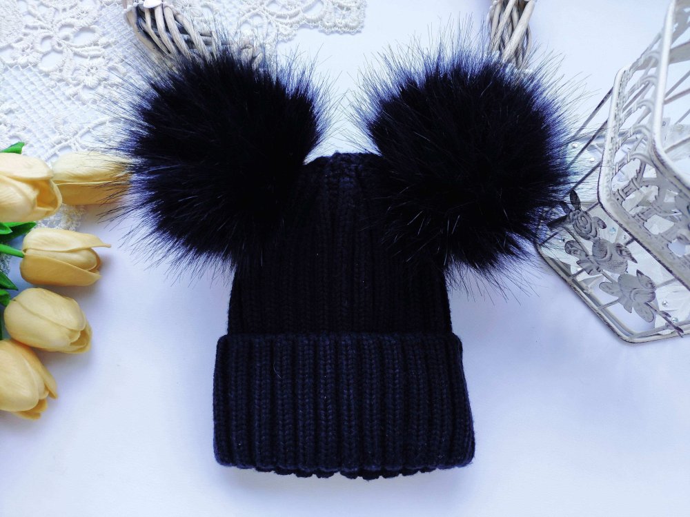 Черная детская шапка с двумя помпонами