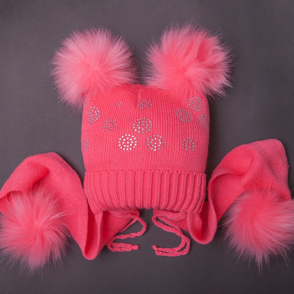 Шапка с двумя помпонами и ушками