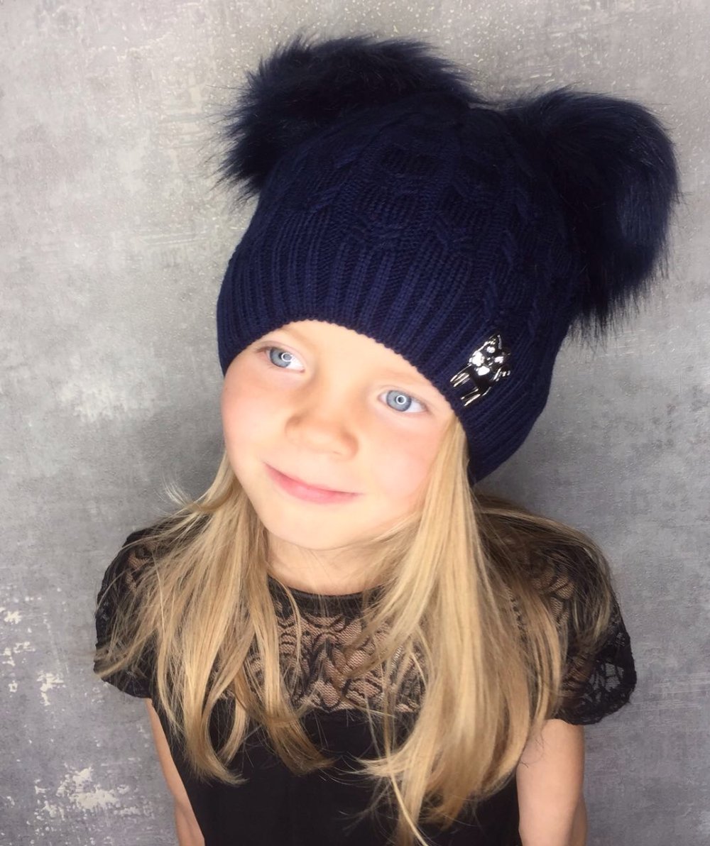 Шапка с двумя помпонами для девочки спицами