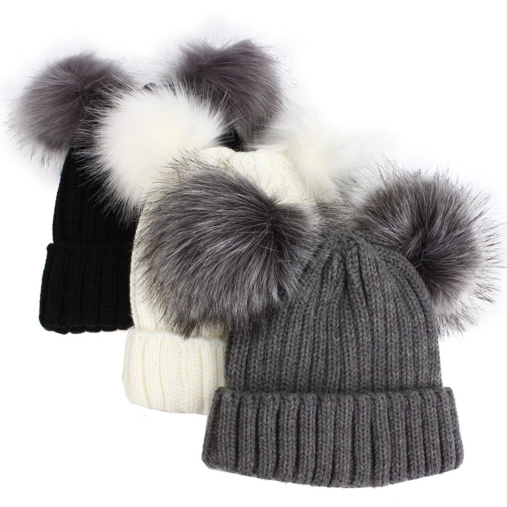 Шапка с двумя помпонами женская