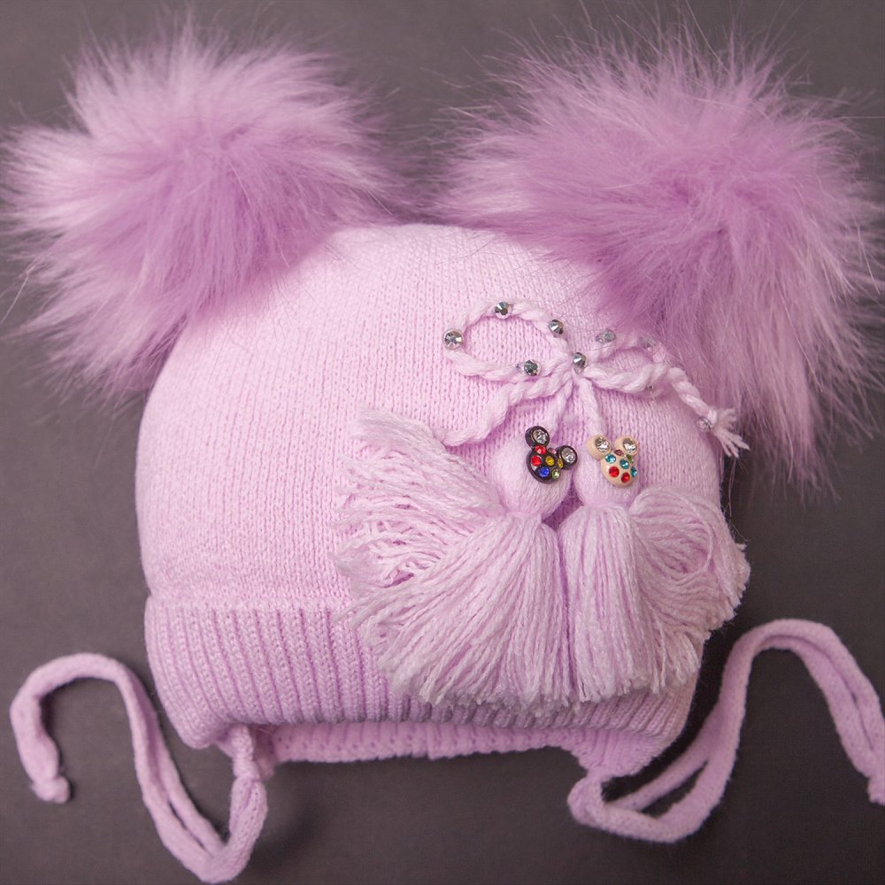 Детская шапка с двумя помпонами