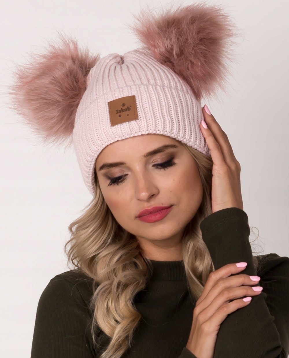 Шапка с двумя помпонами женская