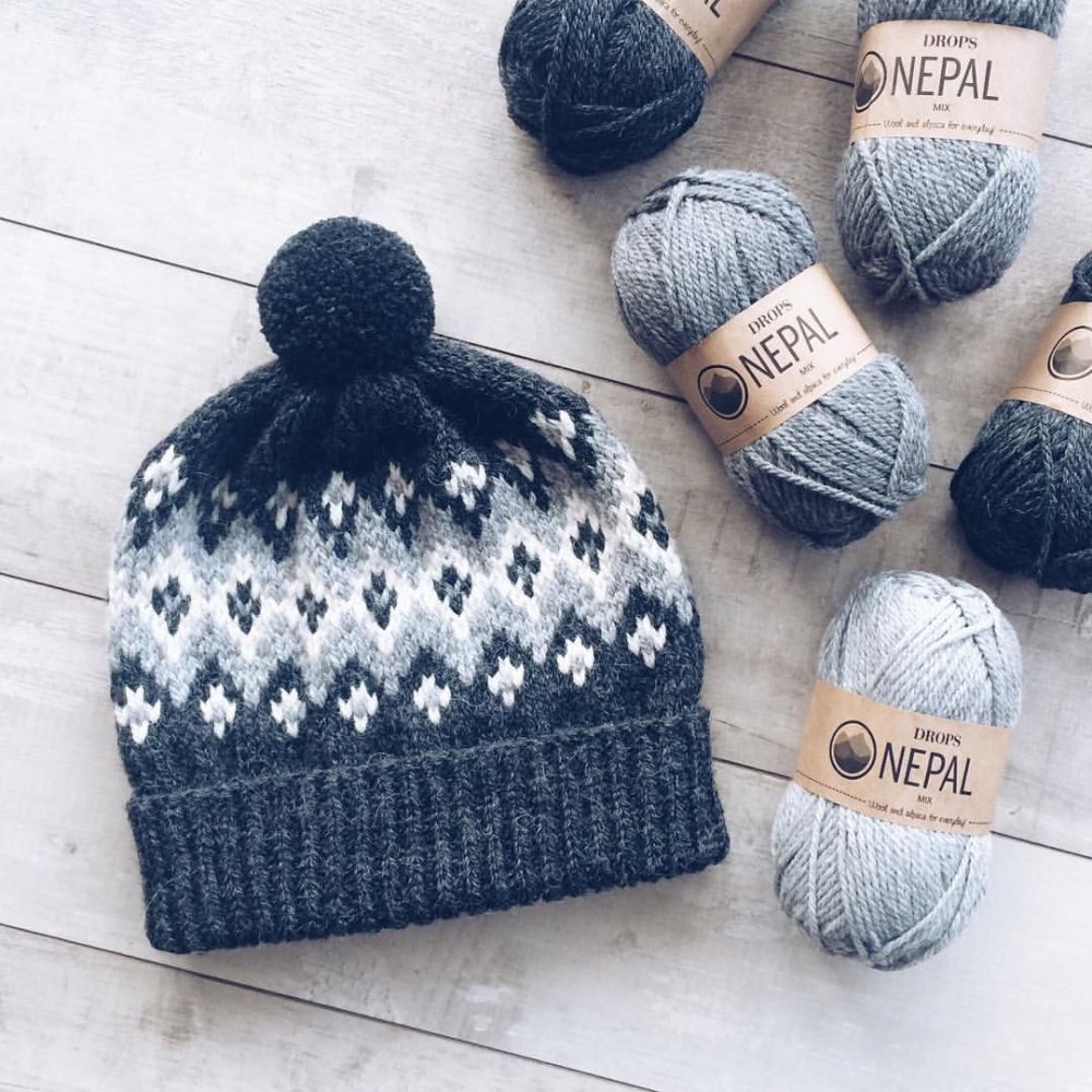 Скандинавская шапка с косичками