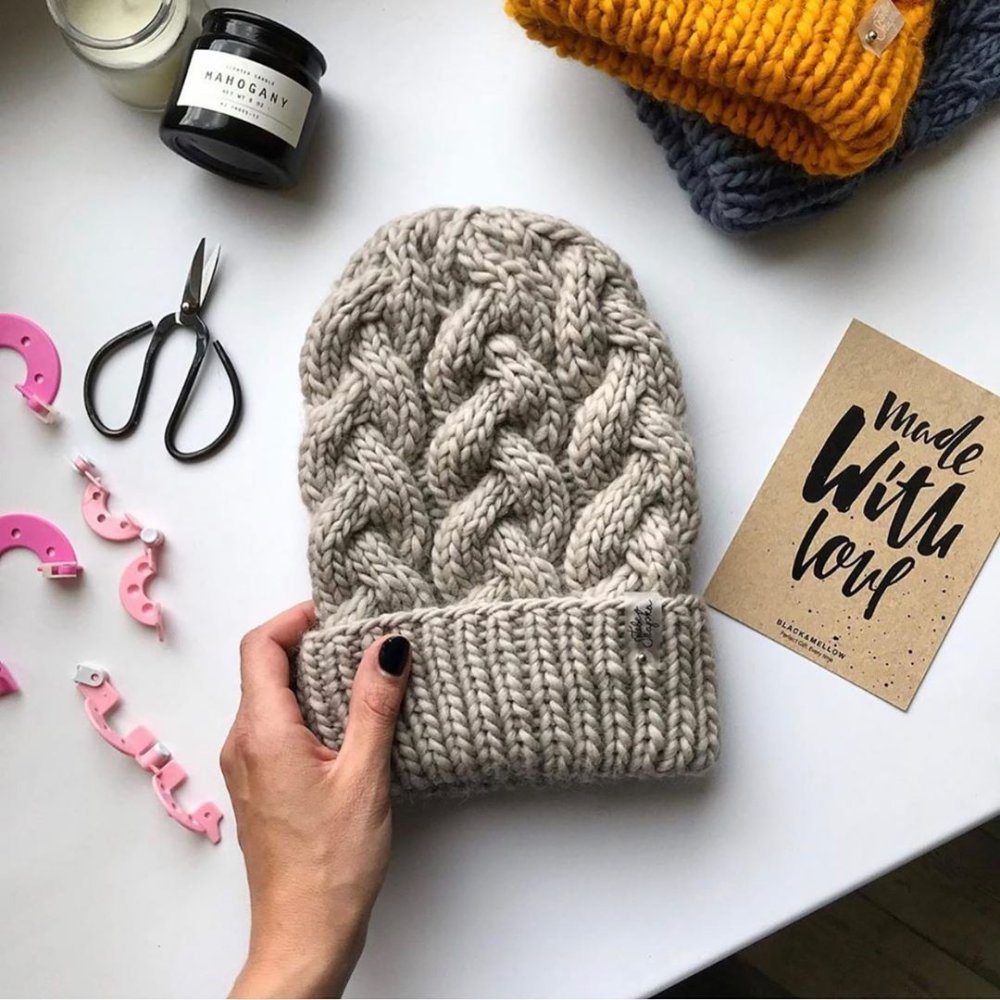 Шапка с завязками женская