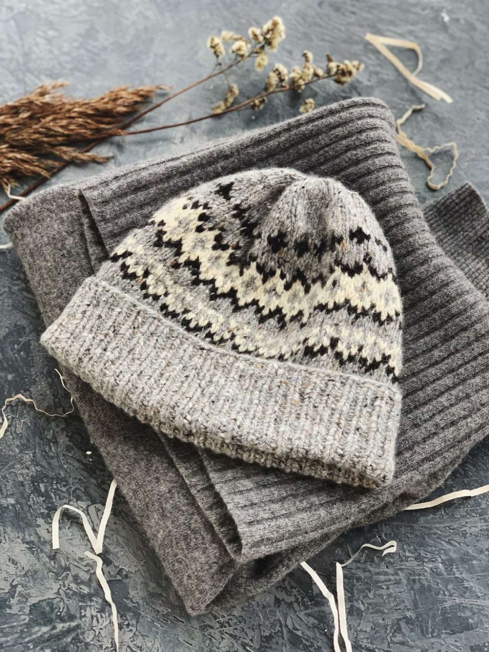 Вязаная шапка с завязками